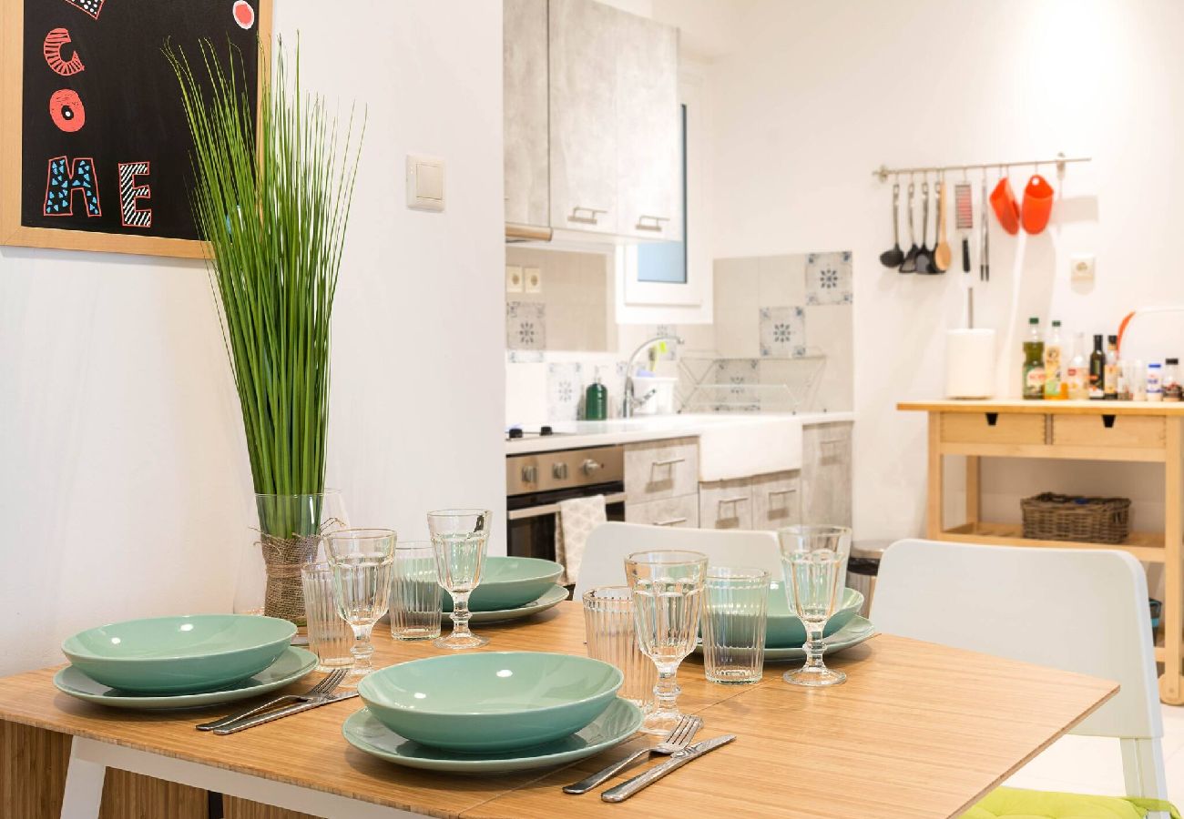 Apartment in Athens - 1 Km From The Acropolis~ Shiny And Spacious+Washer 