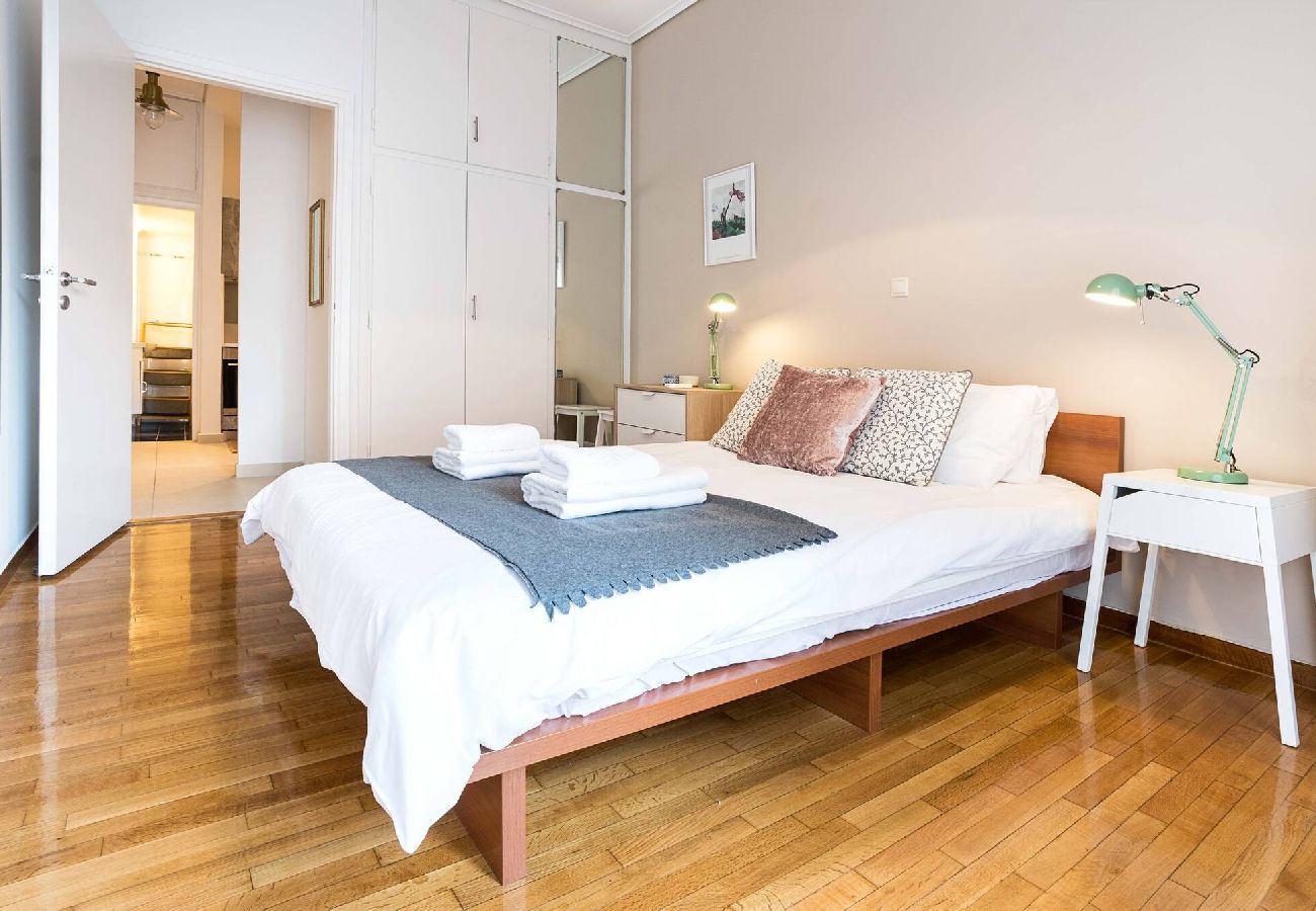 Apartment in Athens - 1 Km From The Acropolis~ Shiny And Spacious+Washer 