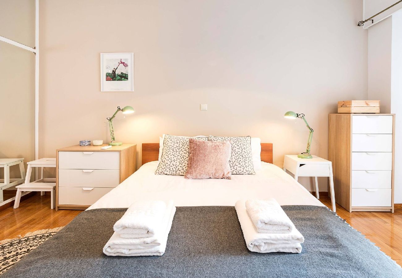 Apartment in Athens - 1 Km From The Acropolis~ Shiny And Spacious+Washer 