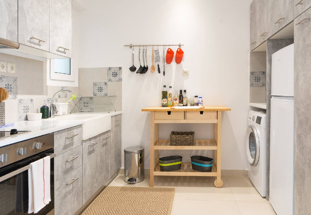Apartment in Athens - 1 Km From The Acropolis~ Shiny And Spacious+Washer 