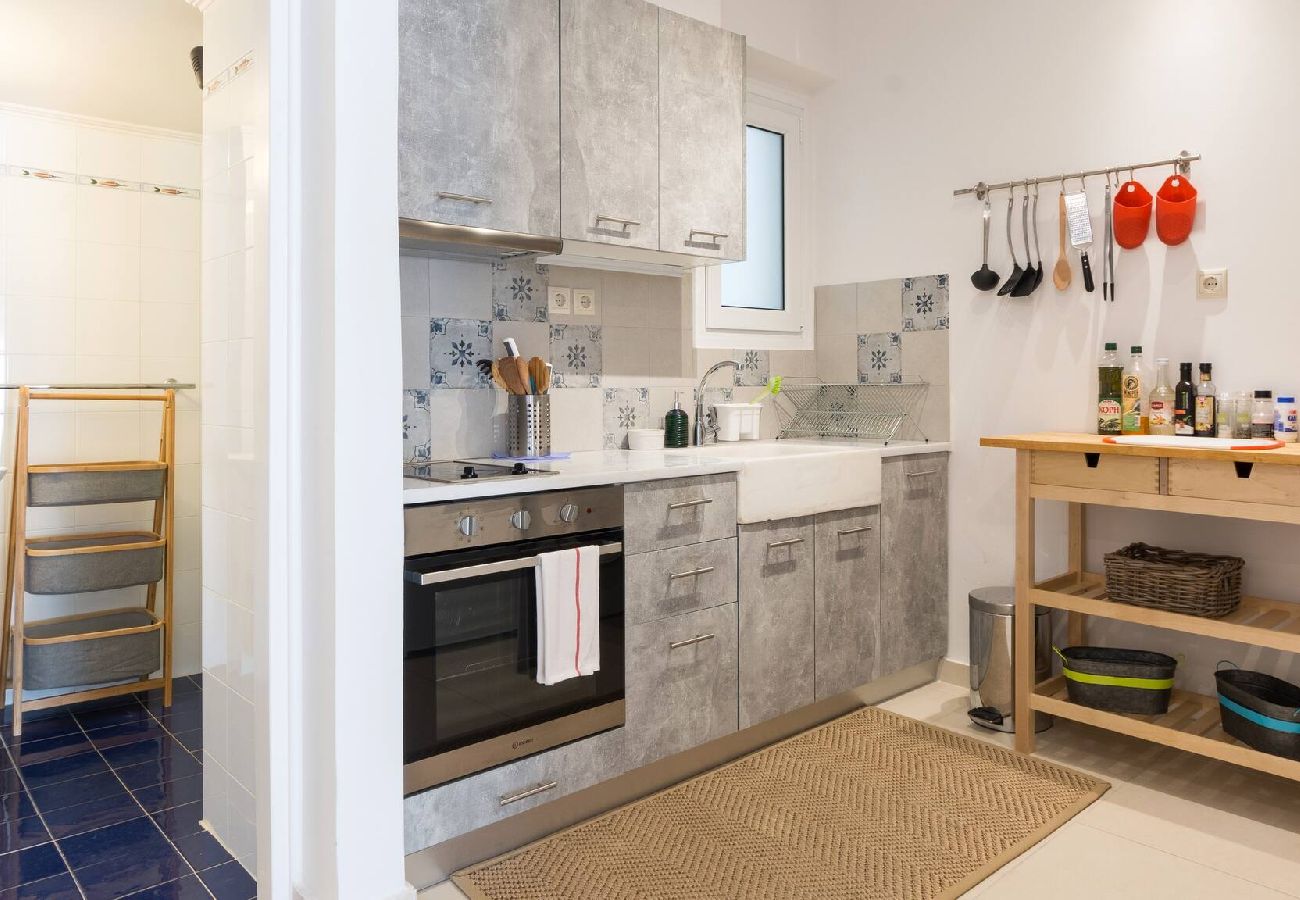 Apartment in Athens - 1 Km From The Acropolis~ Shiny And Spacious+Washer 