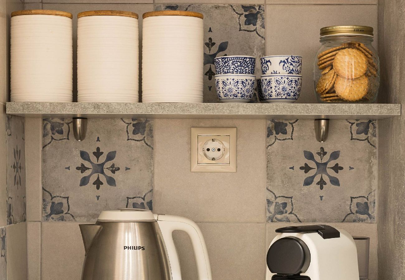 Apartment in Athens - 1 Km From The Acropolis~ Shiny And Spacious+Washer 