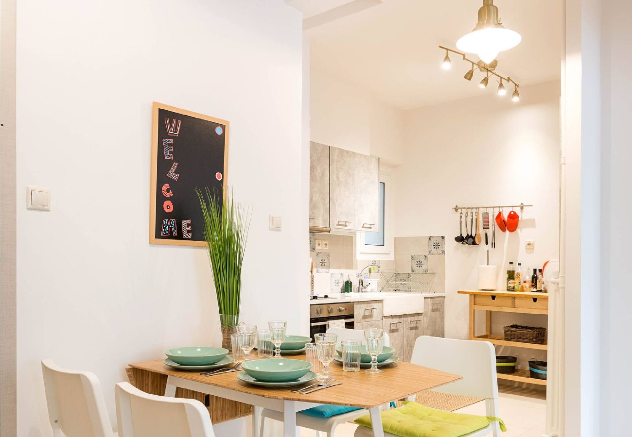 Apartment in Athens - 1 Km From The Acropolis~ Shiny And Spacious+Washer 