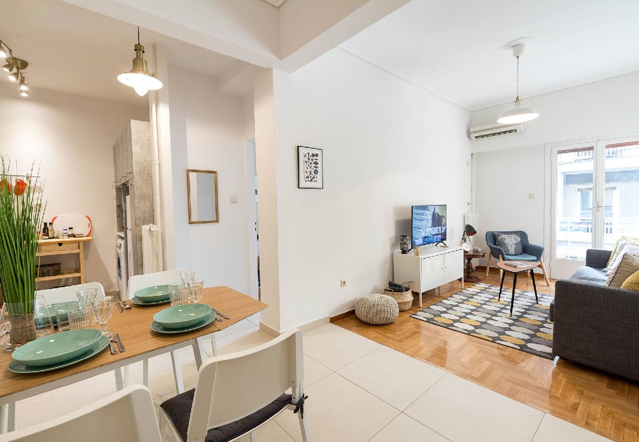 Apartment in Athens - 1 Km From The Acropolis~ Shiny And Spacious+Washer 