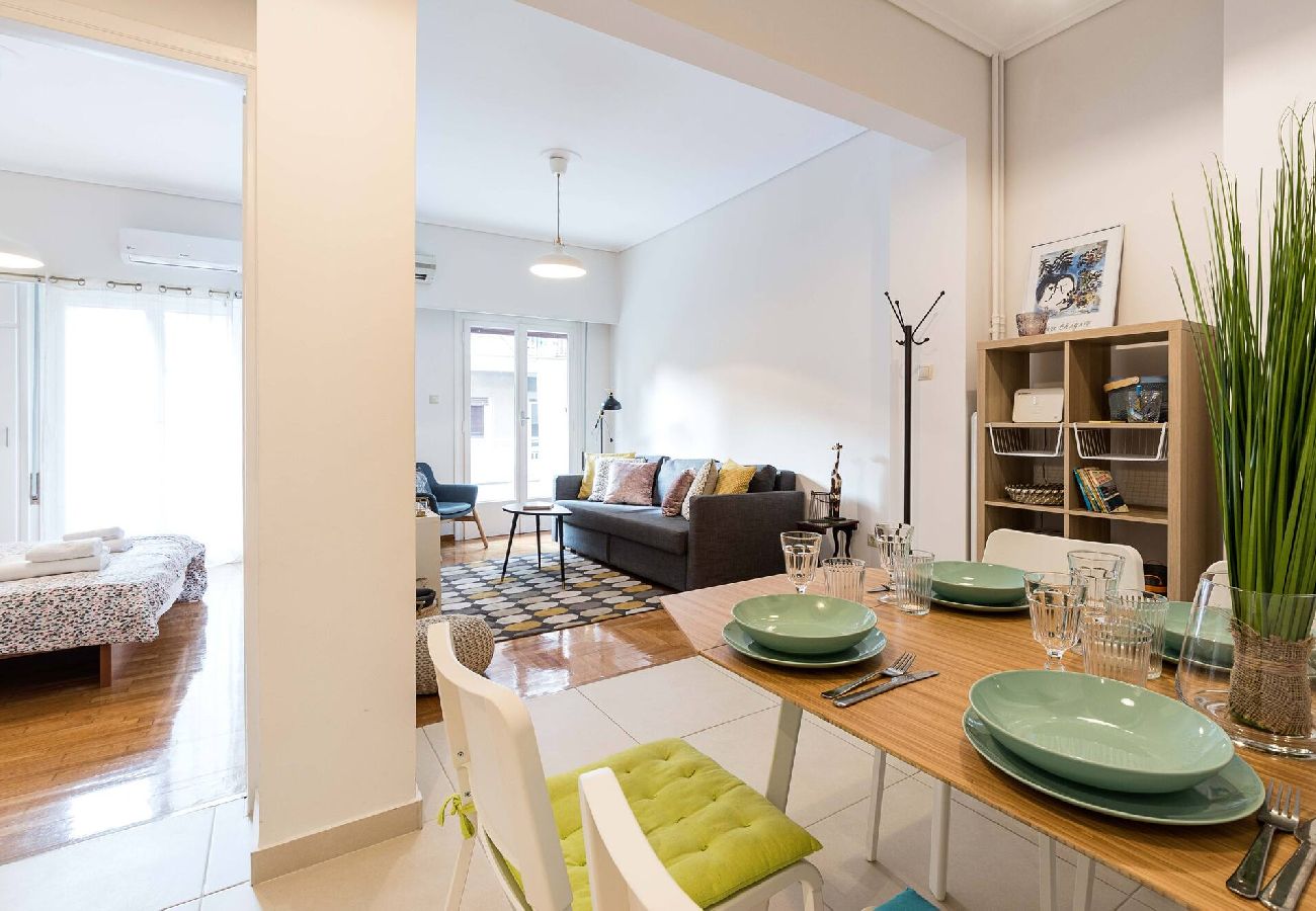 Apartment in Athens - 1 Km From The Acropolis~ Shiny And Spacious+Washer 