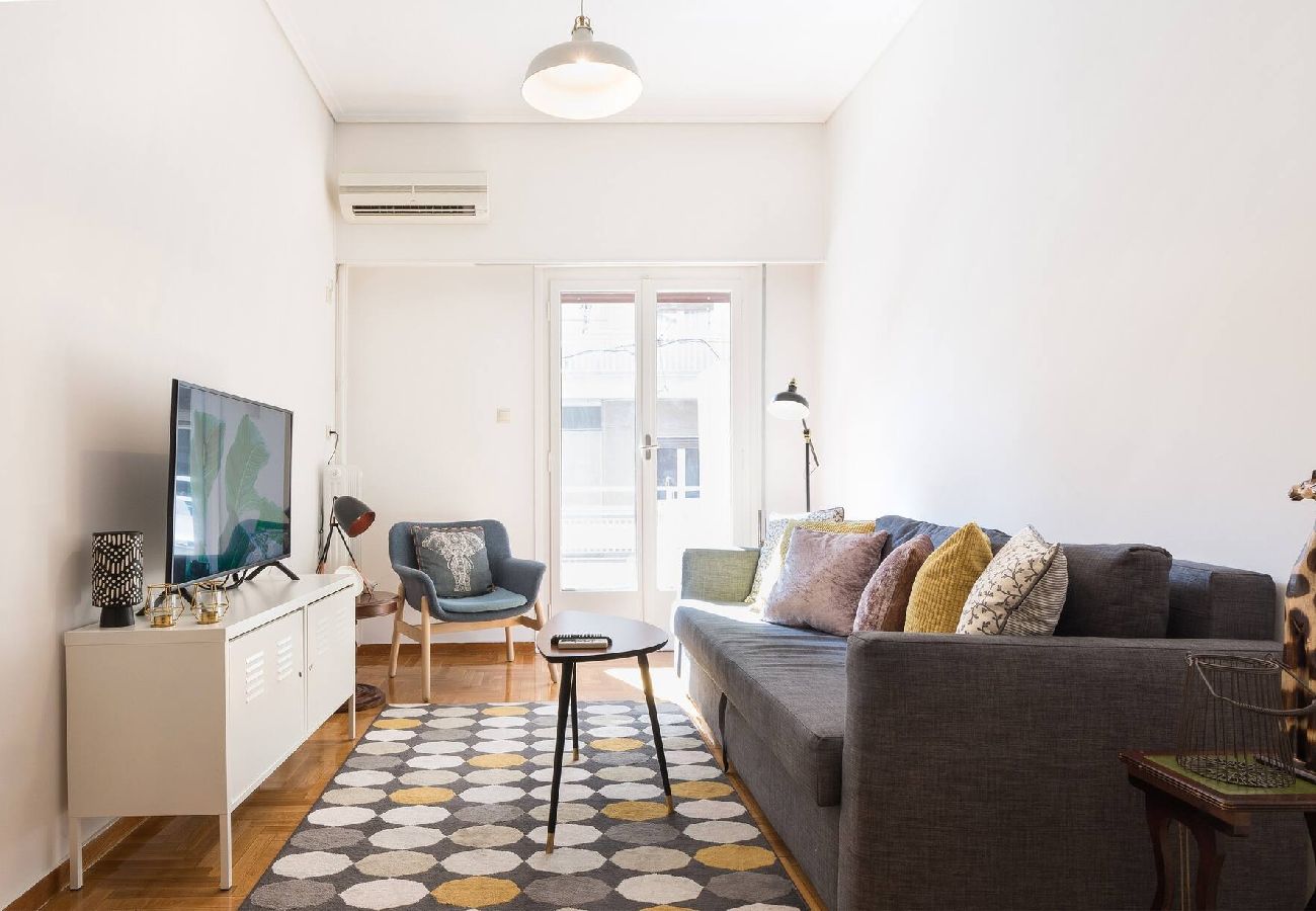 Apartment in Athens - 1 Km From The Acropolis~ Shiny And Spacious+Washer 