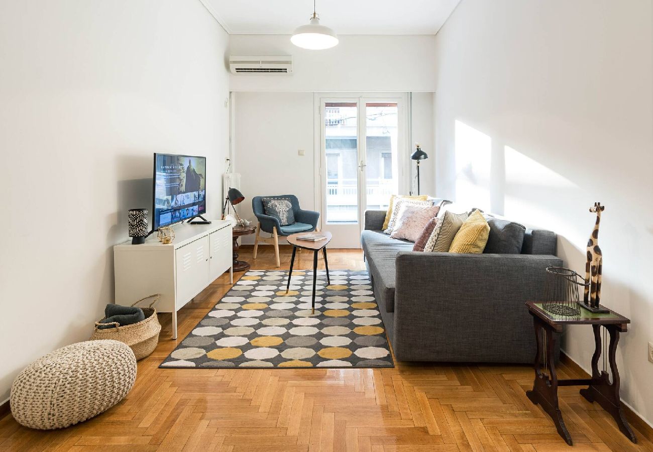 Apartment in Athens - 1 Km From The Acropolis~ Shiny And Spacious+Washer 