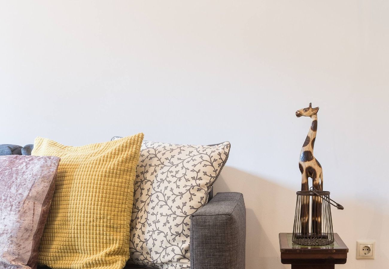 Apartment in Athens - 1 Km From The Acropolis~ Shiny And Spacious+Washer 