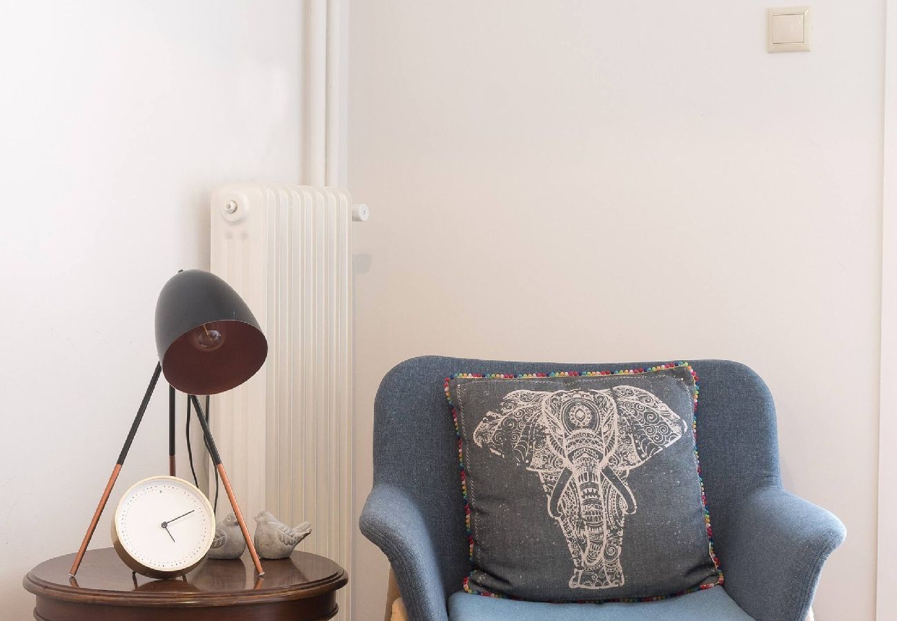 Apartment in Athens - 1 Km From The Acropolis~ Shiny And Spacious+Washer 