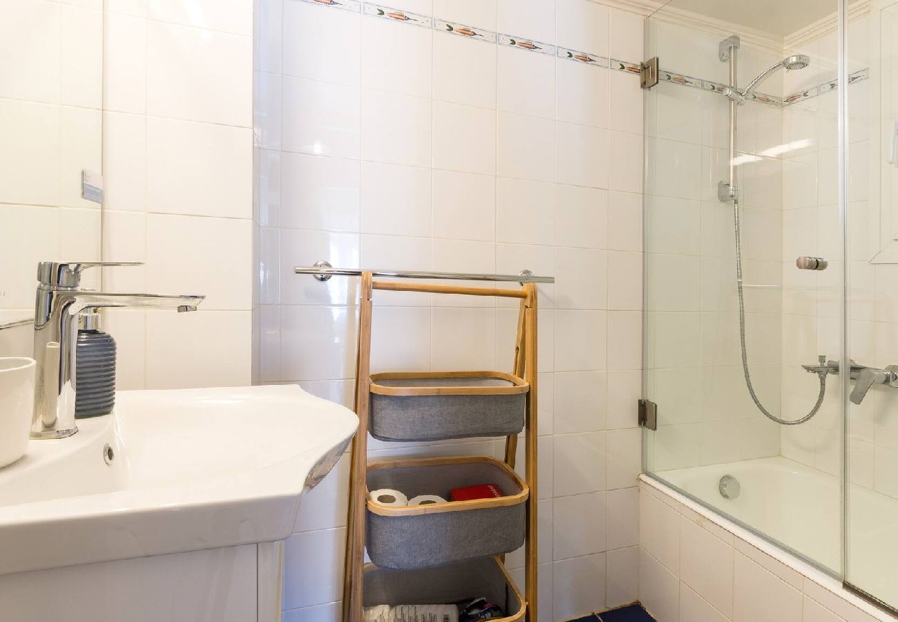 Apartment in Athens - 1 Km From The Acropolis~ Shiny And Spacious+Washer 