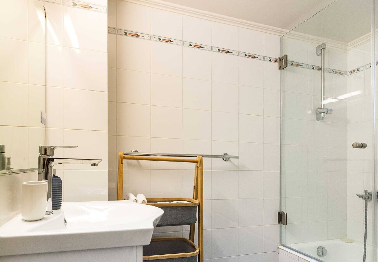 Apartment in Athens - 1 Km From The Acropolis~ Shiny And Spacious+Washer 