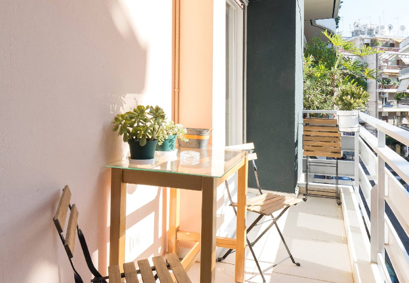 Apartment in Athens - 1 Km From The Acropolis~ Shiny And Spacious+Washer 