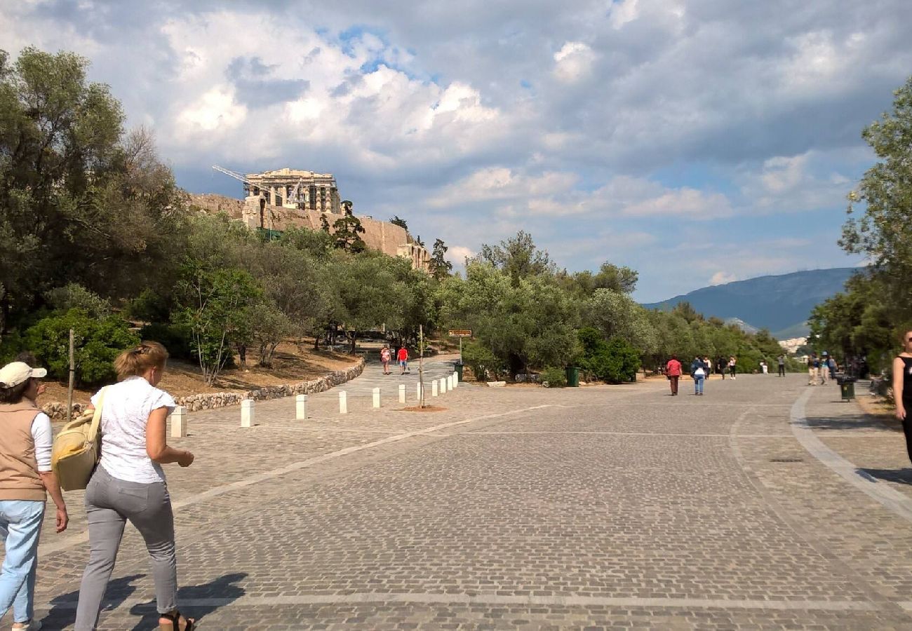Apartment in Athens - 1 Km From The Acropolis~ Shiny And Spacious+Washer 