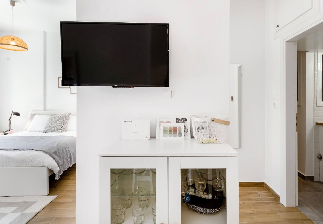 Apartment in Athens - Wide Comfy Studio Apt Centrally Located in Thissio