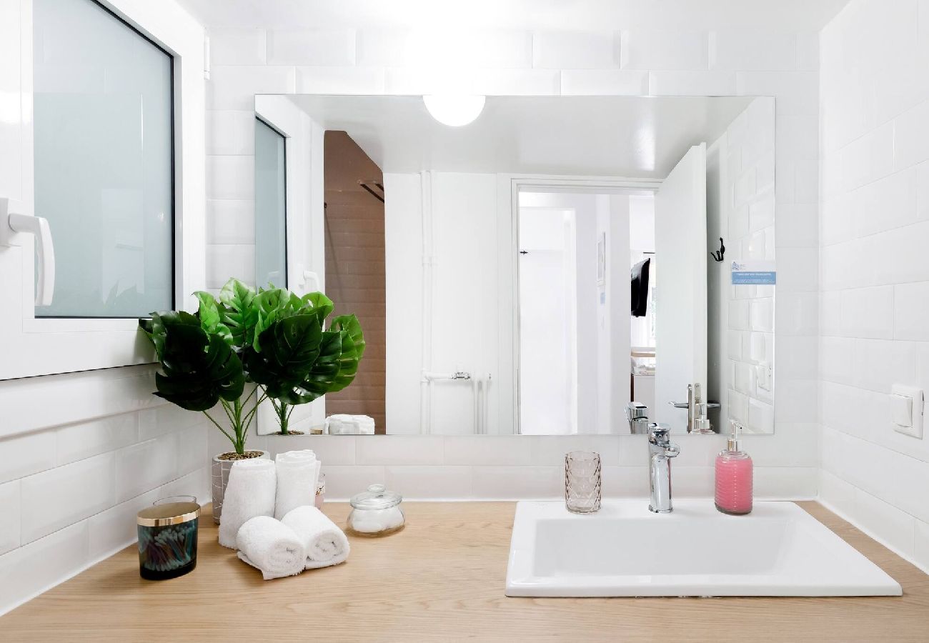Apartment in Athens - Wide Comfy Studio Apt Centrally Located in Thissio
