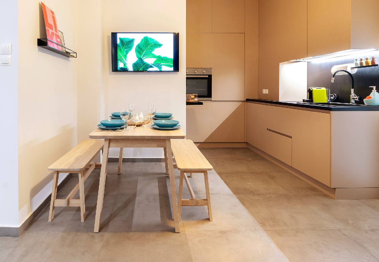 Apartment in Athens - 2 Bedroom Apt + Secret Garden In The ♥ Of Athens 