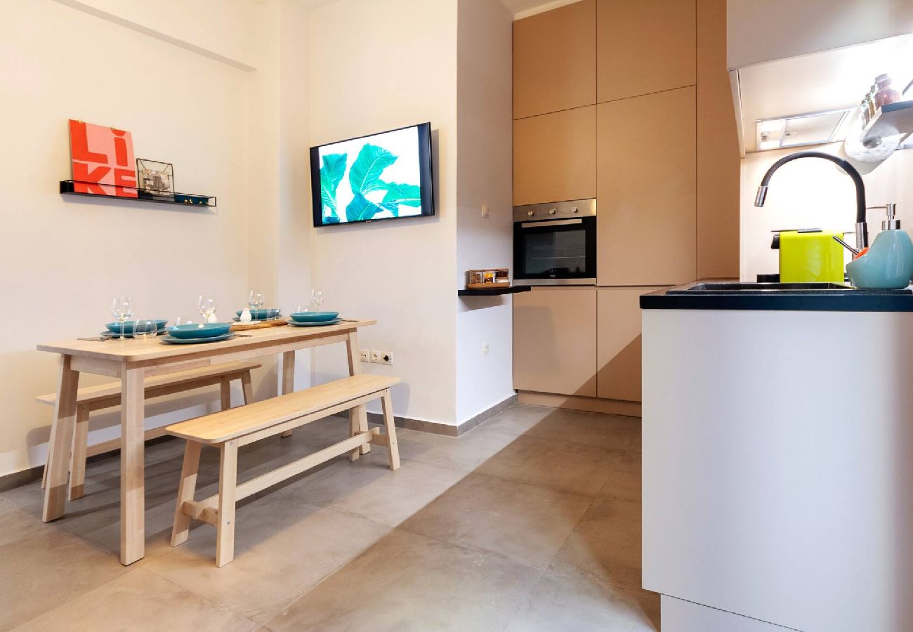 Apartment in Athens - 2 Bedroom Apt + Secret Garden In The ♥ Of Athens 