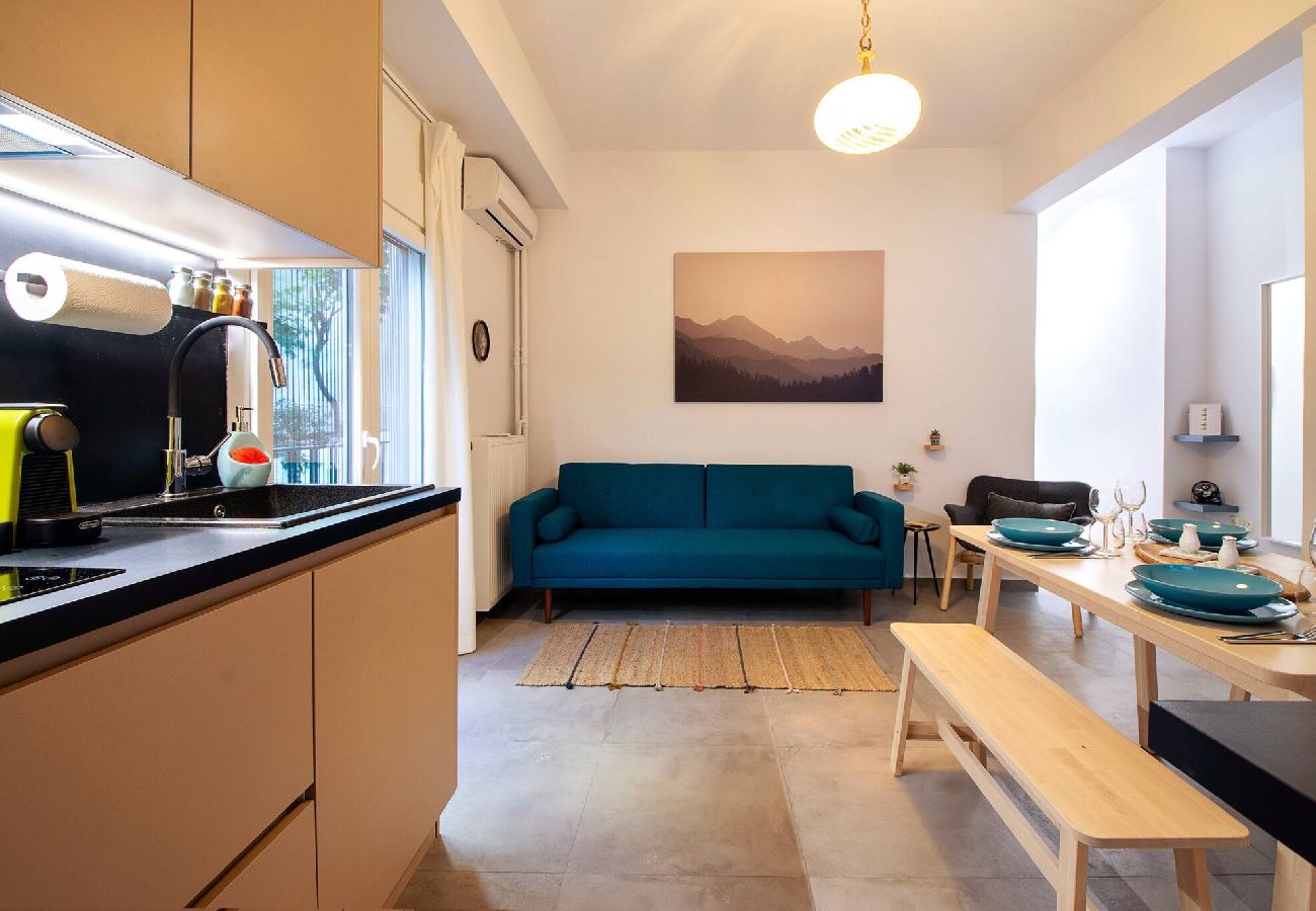 Apartment in Athens - 2 Bedroom Apt + Secret Garden In The ♥ Of Athens 