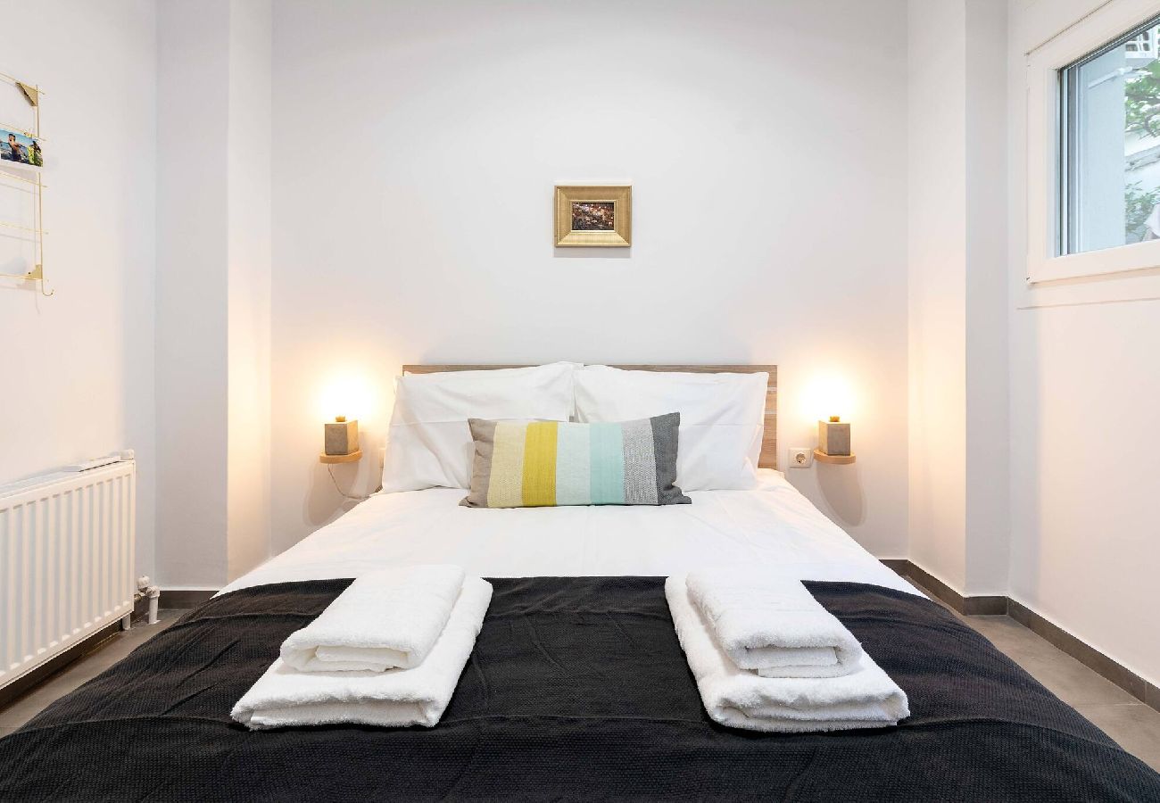 Apartment in Athens - 2 Bedroom Apt + Secret Garden In The ♥ Of Athens 