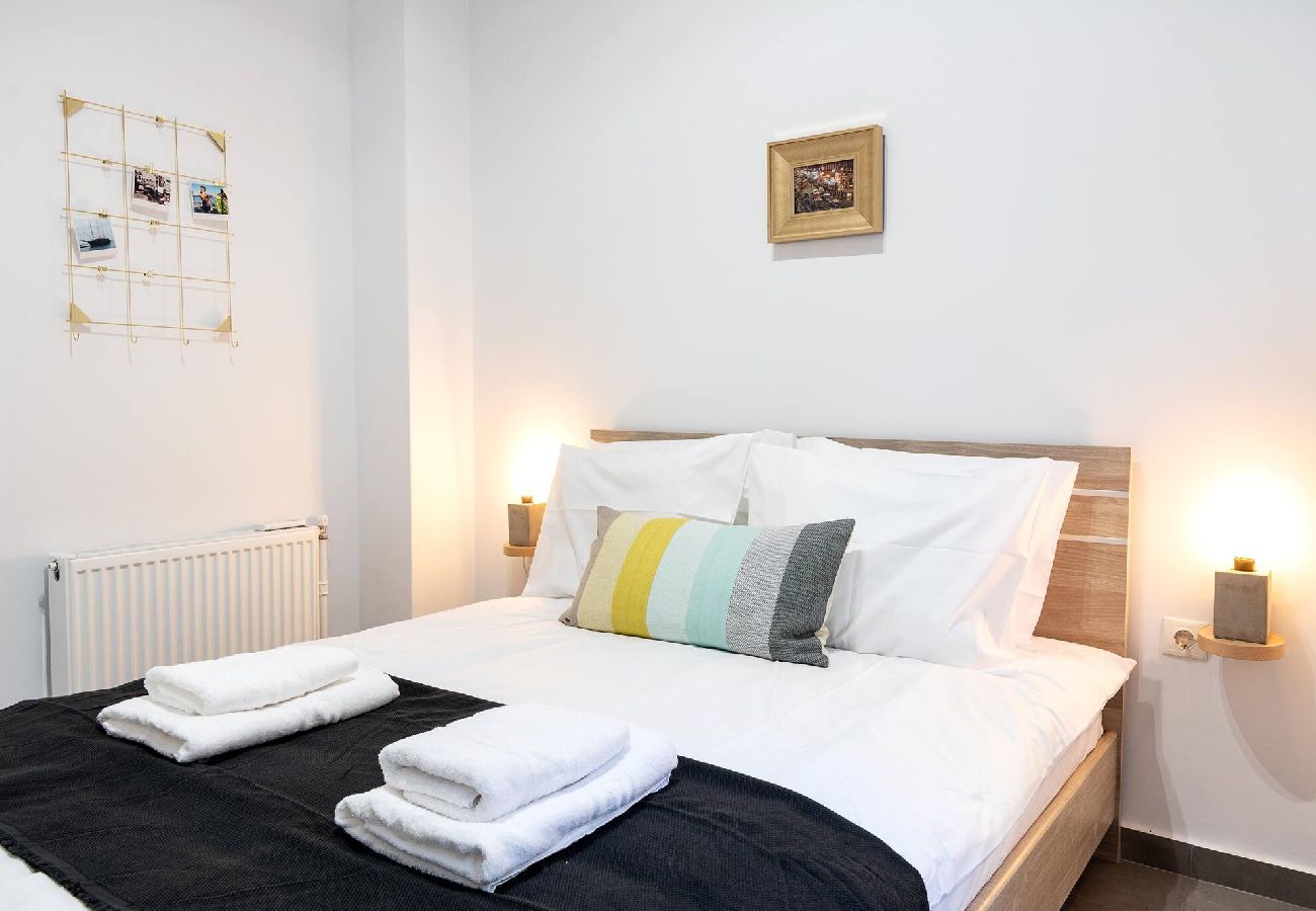 Apartment in Athens - 2 Bedroom Apt + Secret Garden In The ♥ Of Athens 