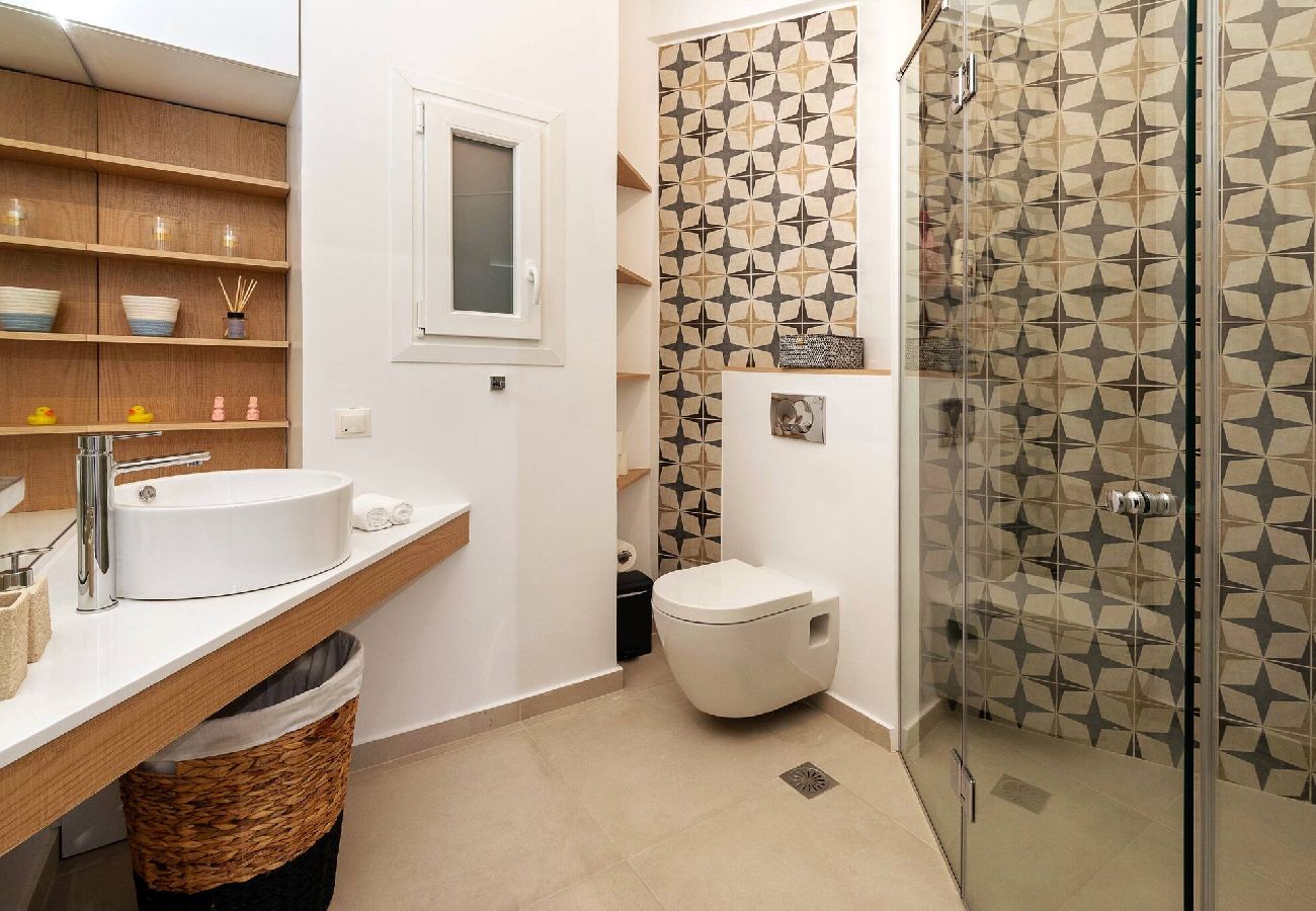 Apartment in Athens - 2 Bedroom Apt + Secret Garden In The ♥ Of Athens 