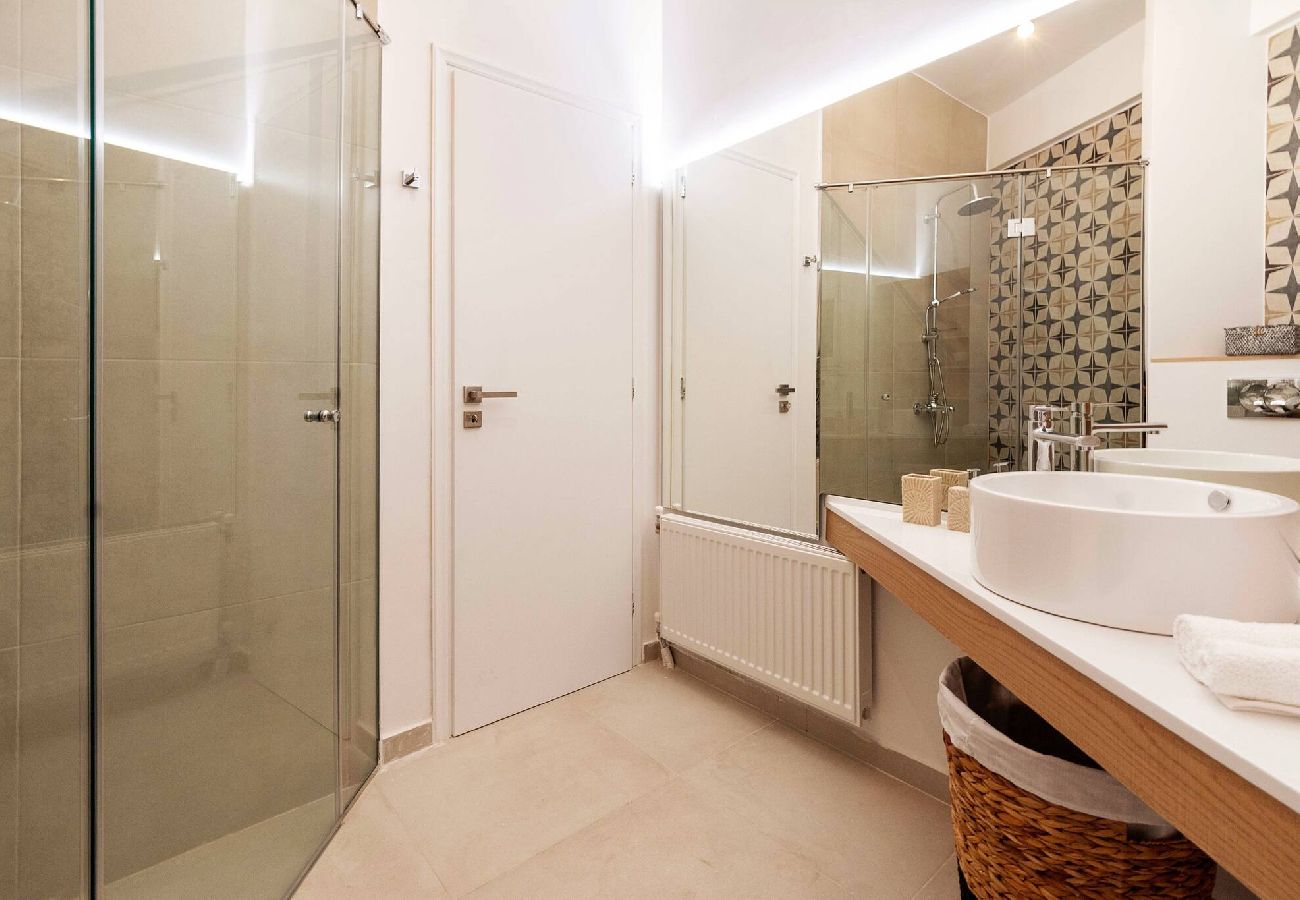 Apartment in Athens - 2 Bedroom Apt + Secret Garden In The ♥ Of Athens 
