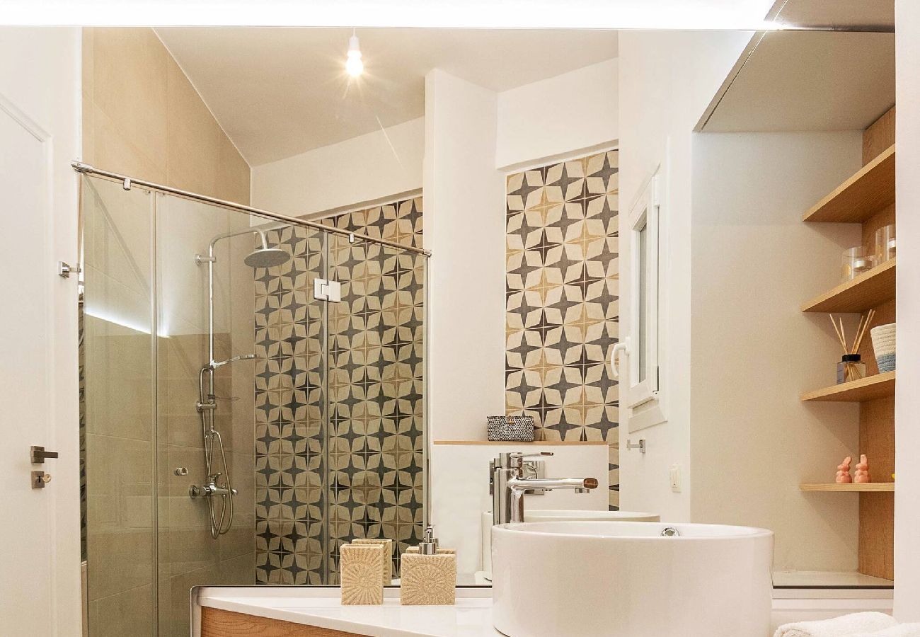 Apartment in Athens - 2 Bedroom Apt + Secret Garden In The ♥ Of Athens 