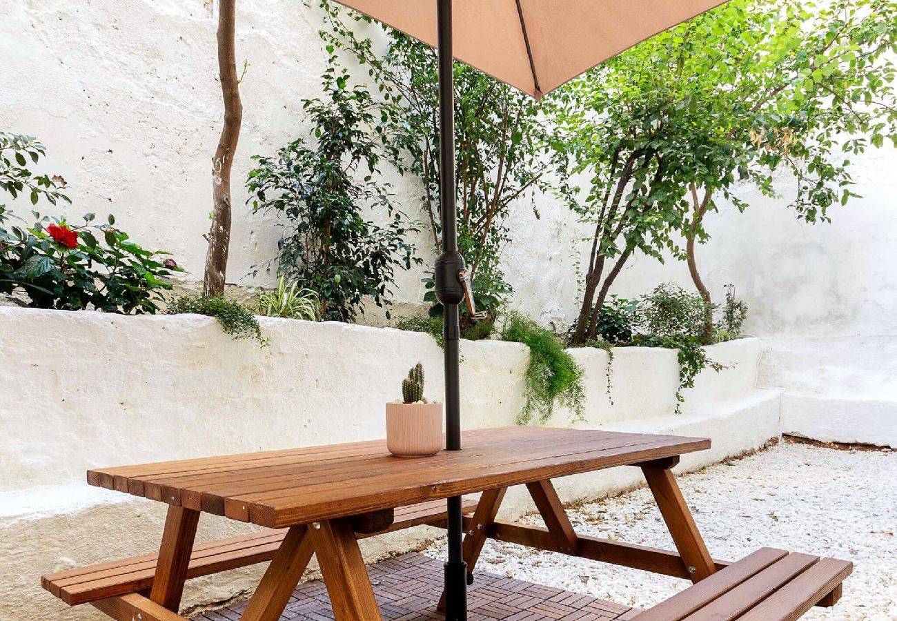 Apartment in Athens - 2 Bedroom Apt + Secret Garden In The ♥ Of Athens 