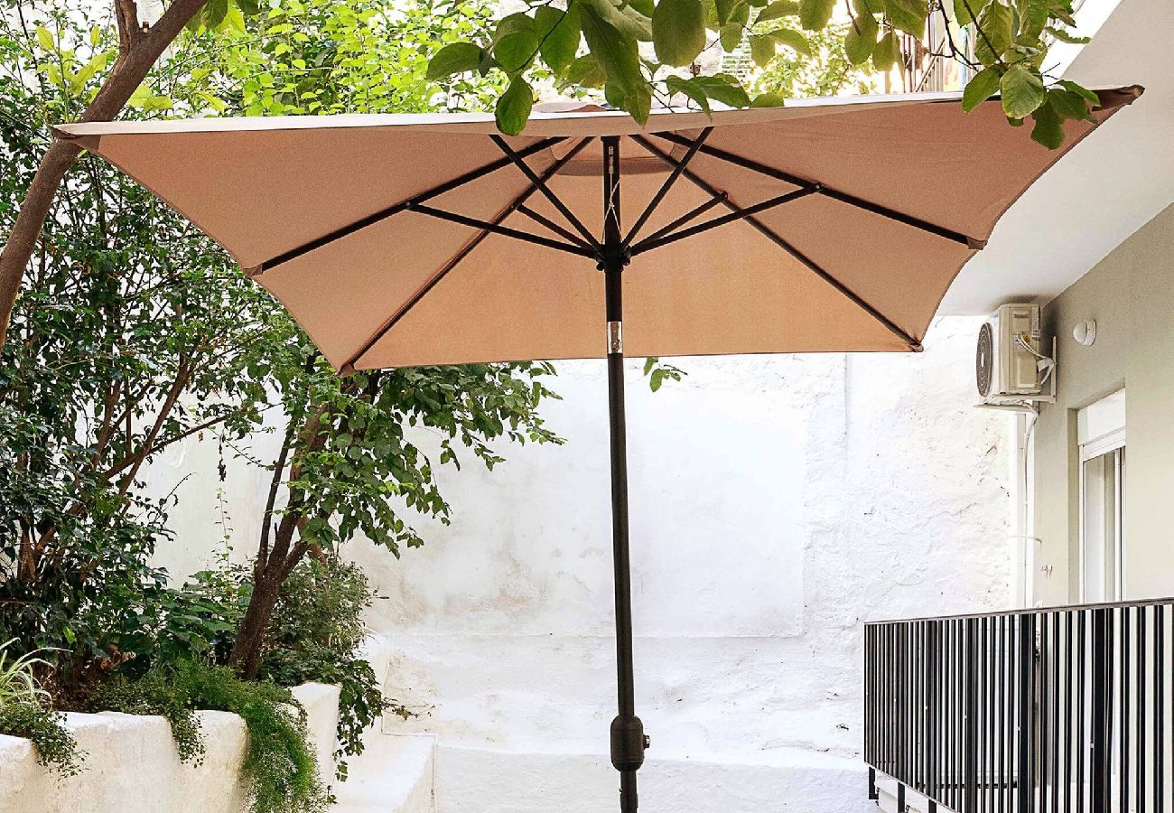 Apartment in Athens - 2 Bedroom Apt + Secret Garden In The ♥ Of Athens 