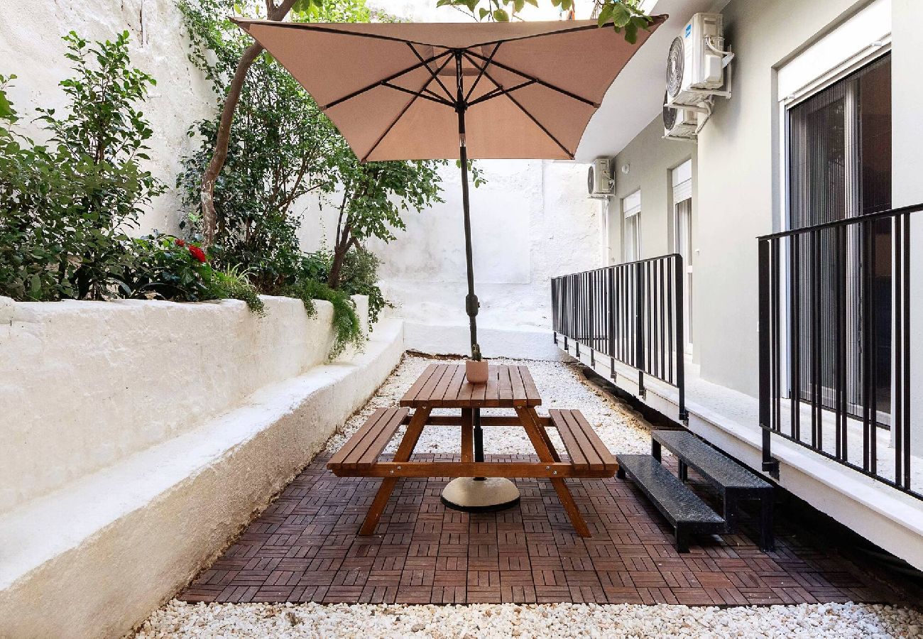Apartment in Athens - 2 Bedroom Apt + Secret Garden In The ♥ Of Athens 