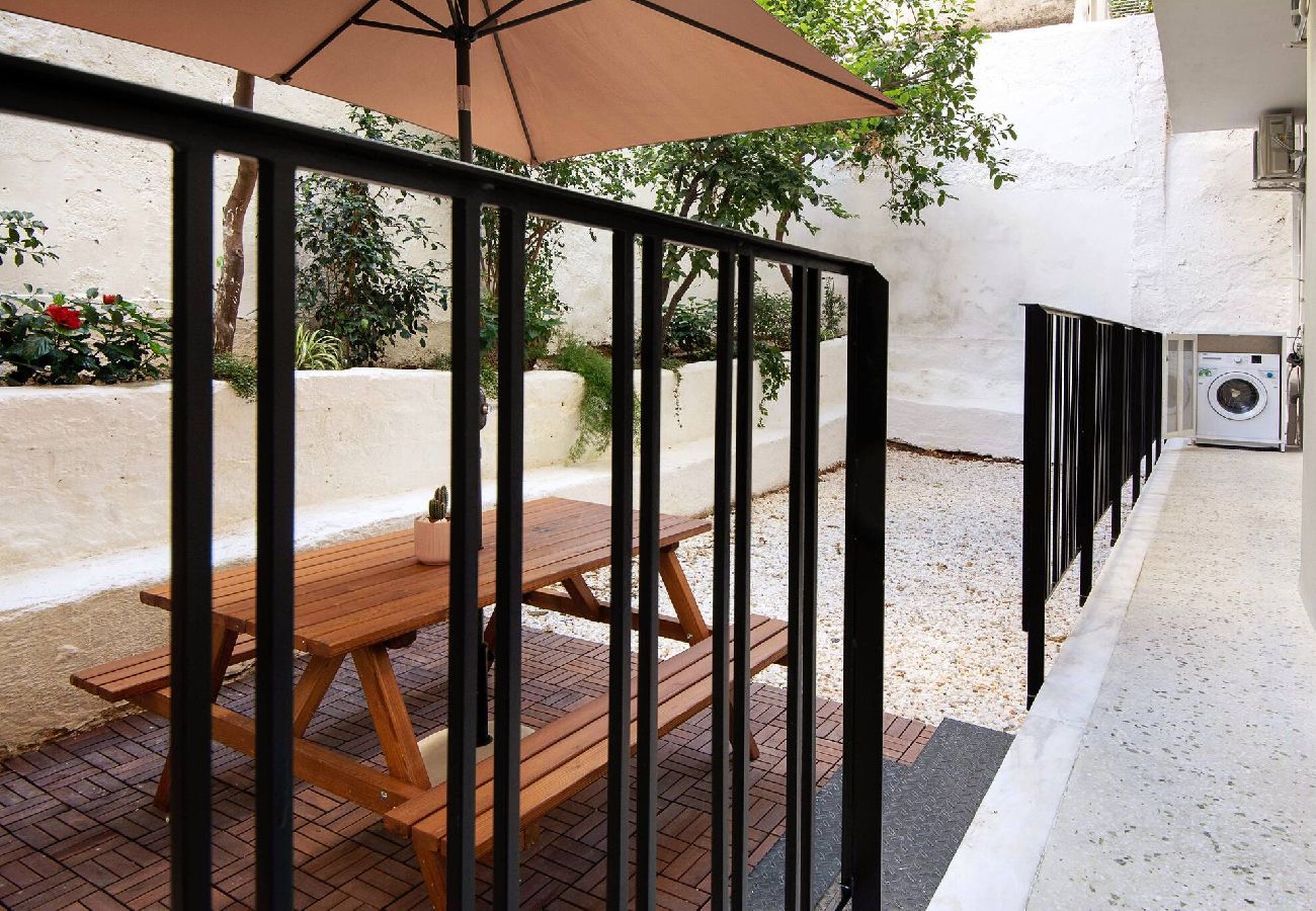 Apartment in Athens - 2 Bedroom Apt + Secret Garden In The ♥ Of Athens 