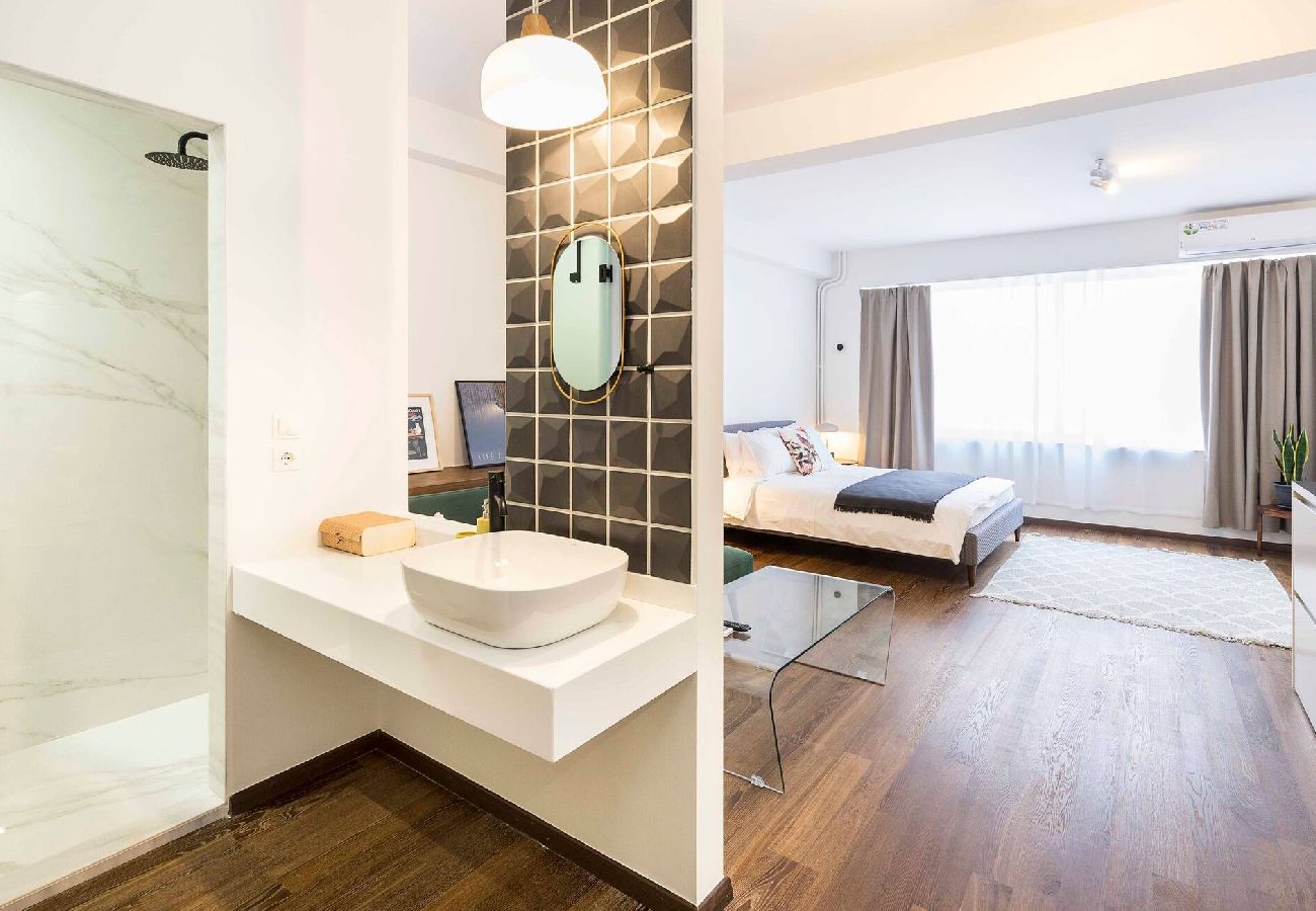 Studio in Athens - Athens' Best Location! ~Stunning & Spacious Studio