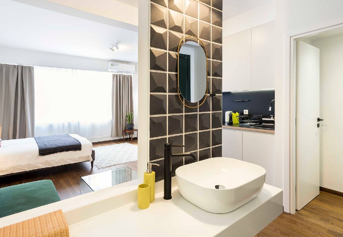 Studio in Athens - Athens' Best Location! ~Stunning & Spacious Studio