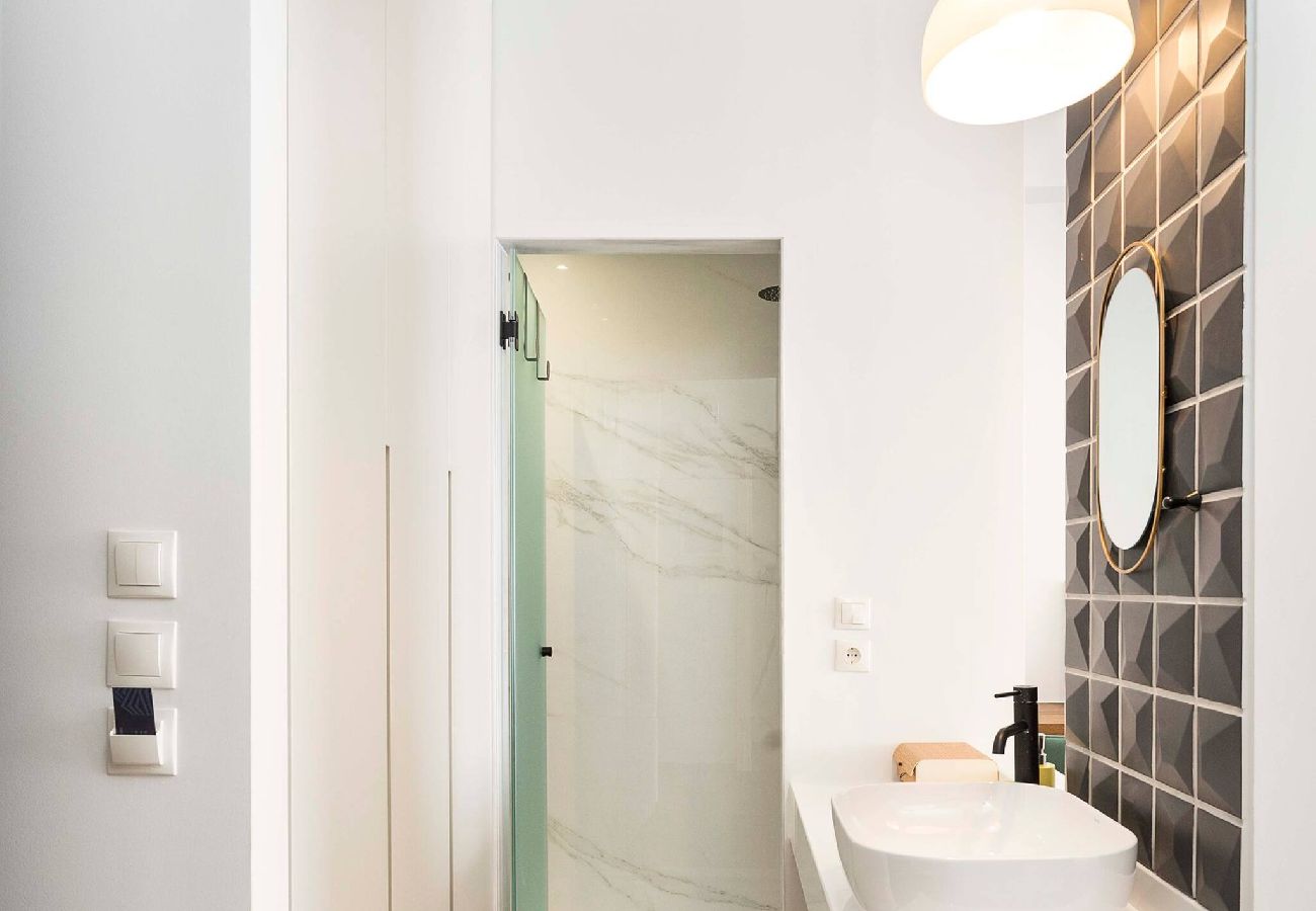 Studio in Athens - Athens' Best Location! ~Stunning & Spacious Studio