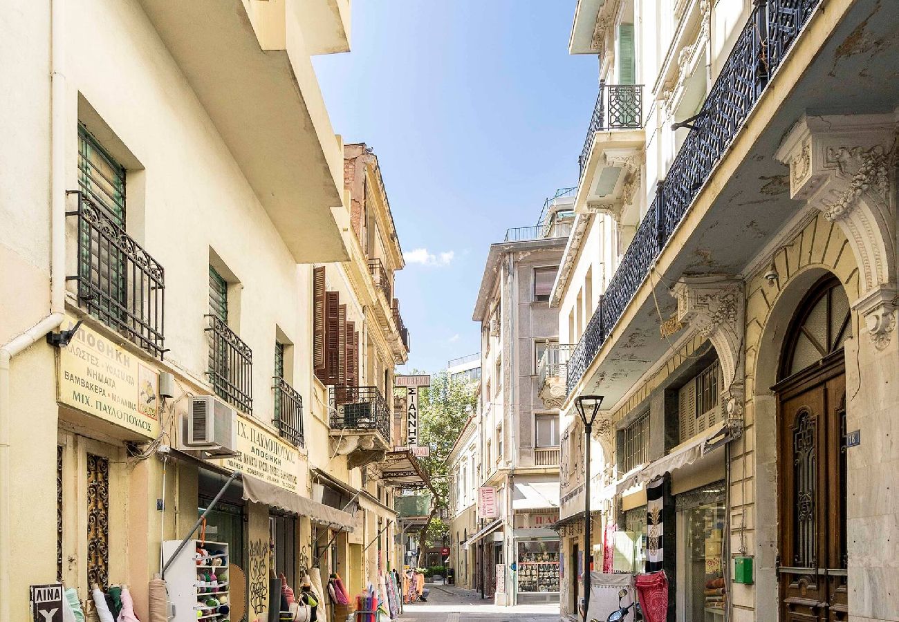 Studio in Athens - Athens' Best Location! ~Stunning & Spacious Studio