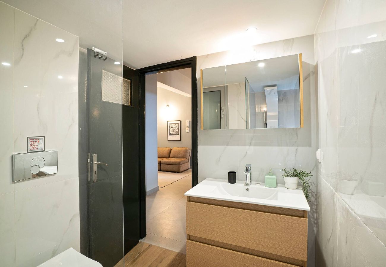 Apartment in Athens - Chic Retreat 2BD + 2 Bathrooms 