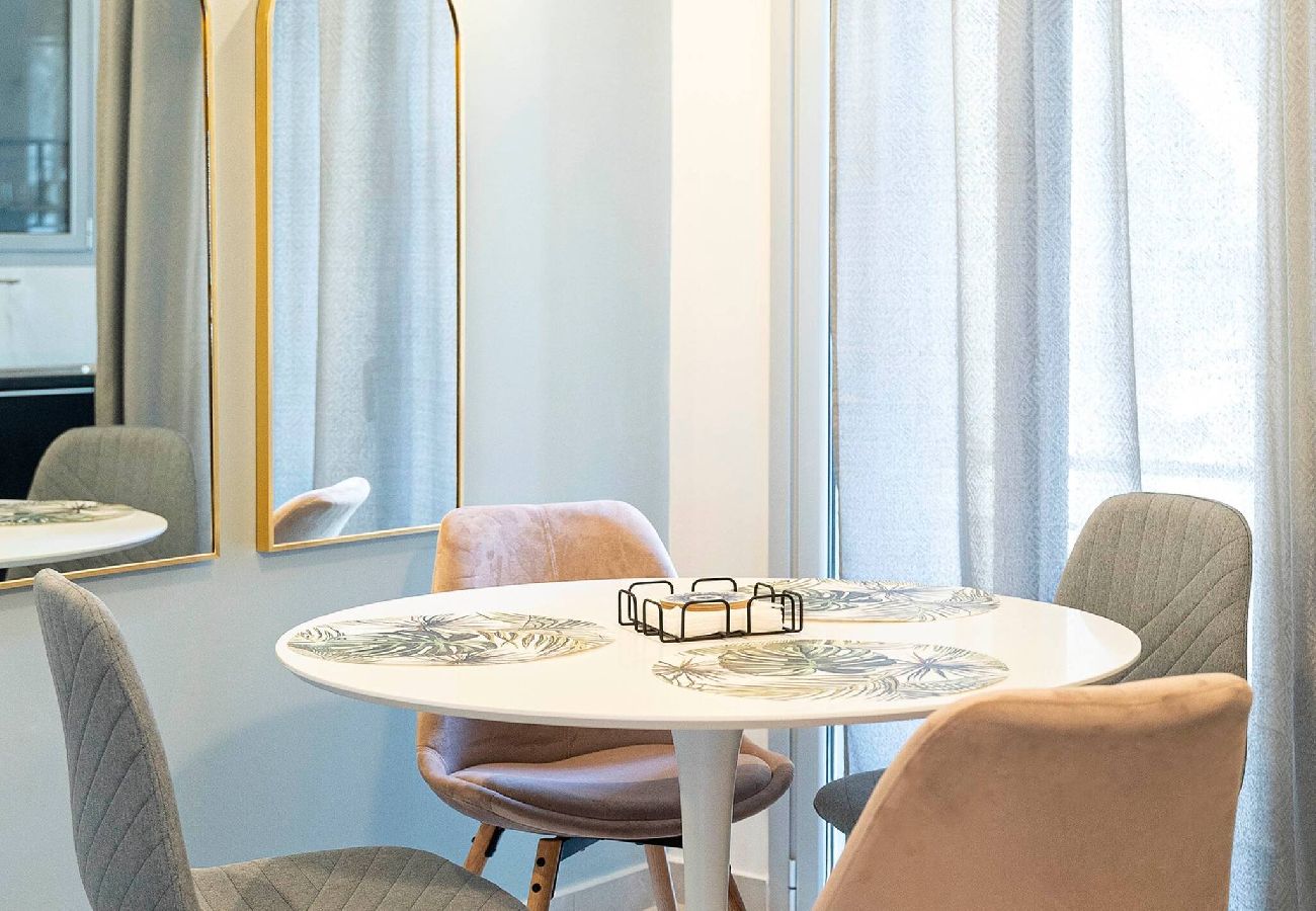 Apartment in Athens - Chic Retreat 2BD + 2 Bathrooms 