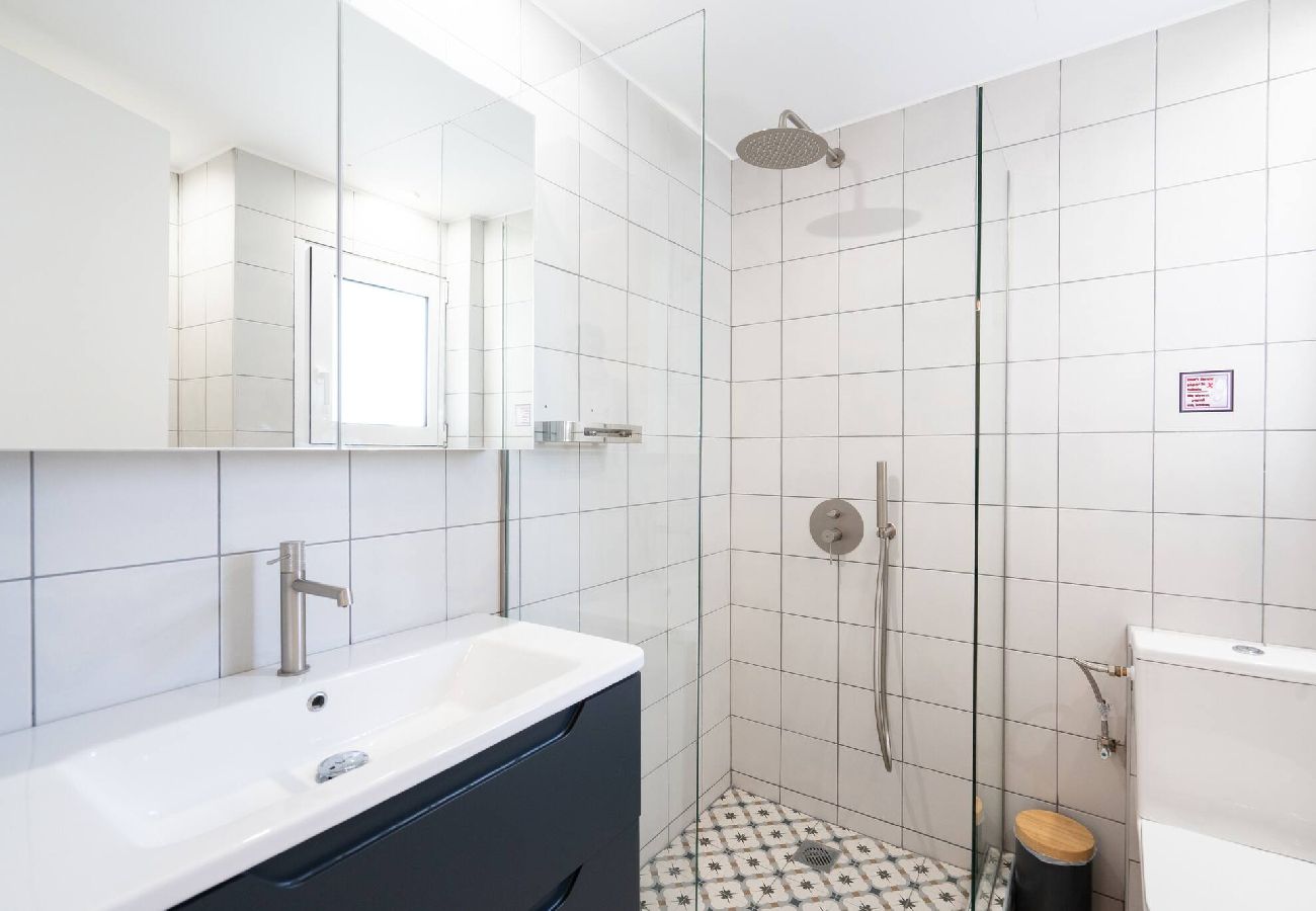 Apartment in Athens - Bright 2BR Apartment By Metro Near Acropolis