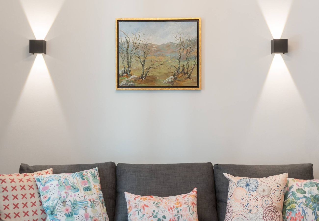 Apartment in Athens - Spacious & Retro 1BR · Big Balcony · 10' To Metro