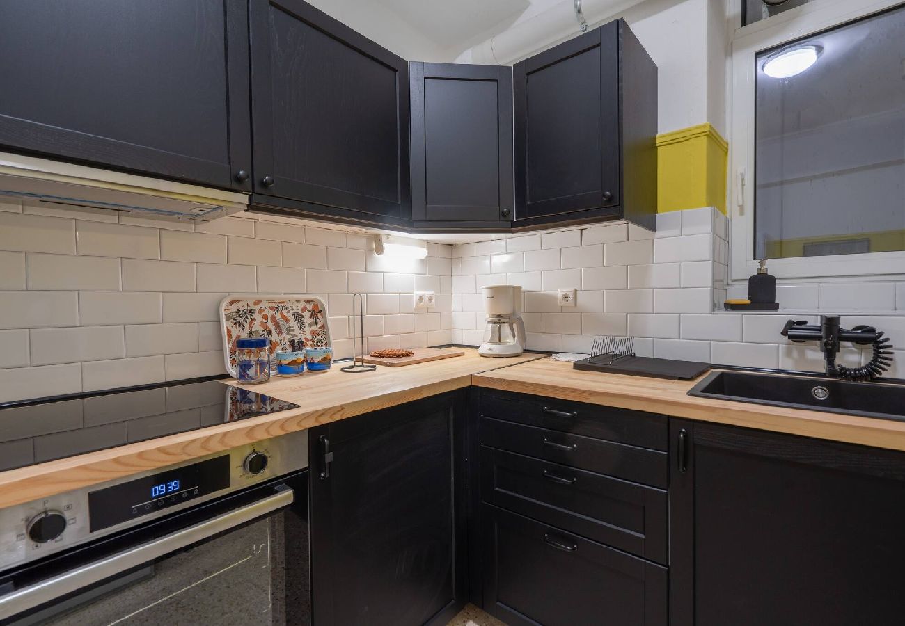 Apartment in Athens - Spacious & Retro 1BR · Big Balcony · 10' To Metro