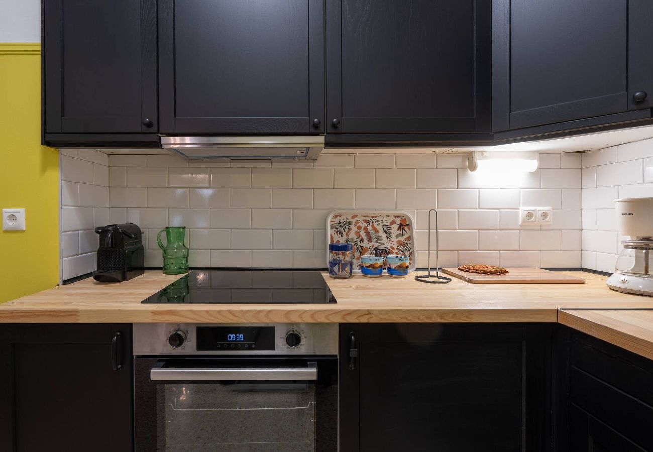 Apartment in Athens - Spacious & Retro 1BR · Big Balcony · 10' To Metro
