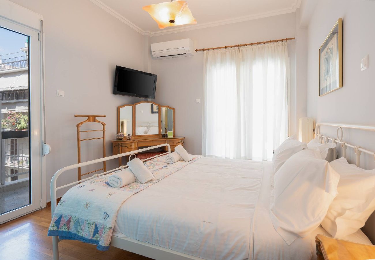 Apartment in Athens - Spacious & Retro 1BR · Big Balcony · 10' To Metro