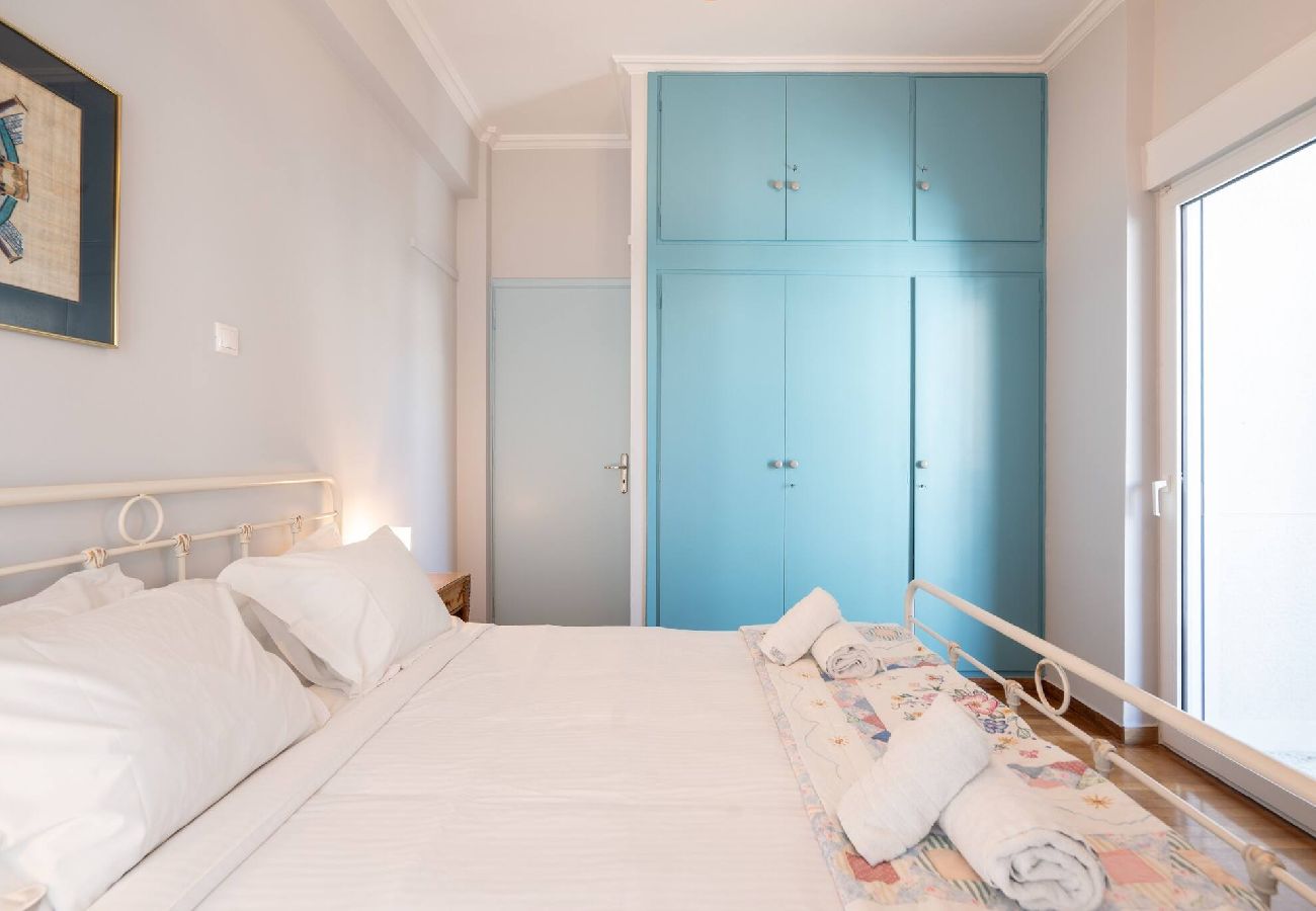 Apartment in Athens - Spacious & Retro 1BR · Big Balcony · 10' To Metro