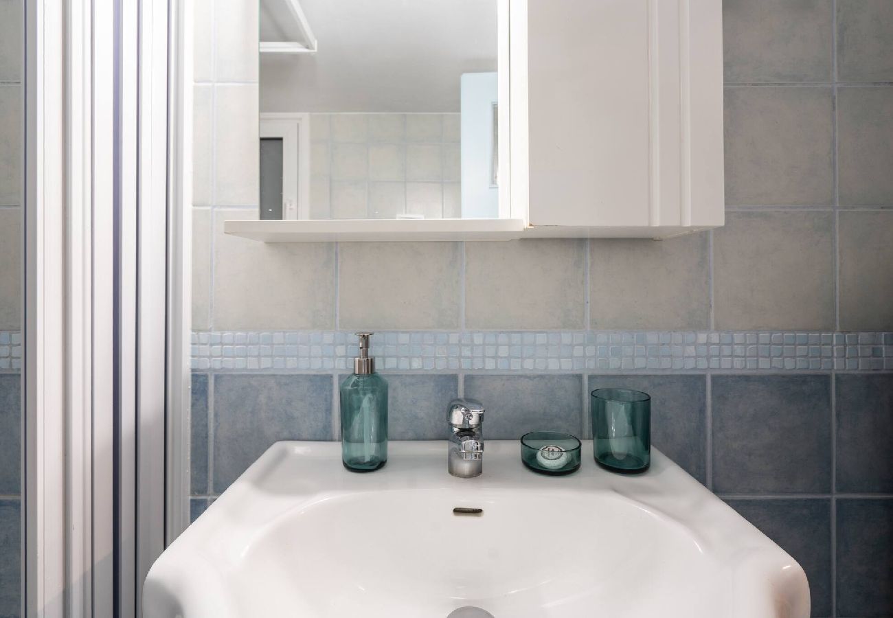 Apartment in Athens - Spacious & Retro 1BR · Big Balcony · 10' To Metro
