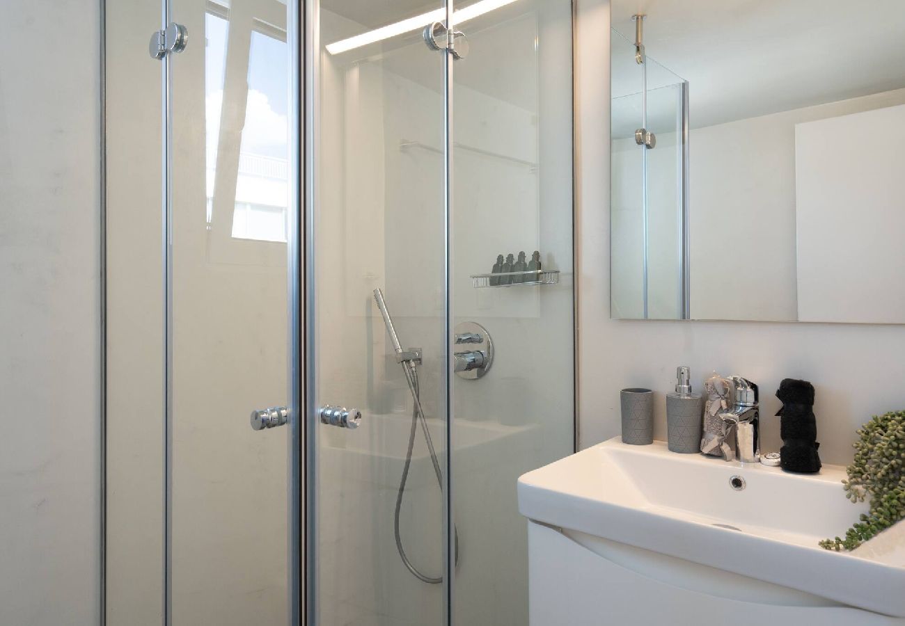 Apartment in Athens - 1BR Spacious Apt | Near Metro | Beautiful View