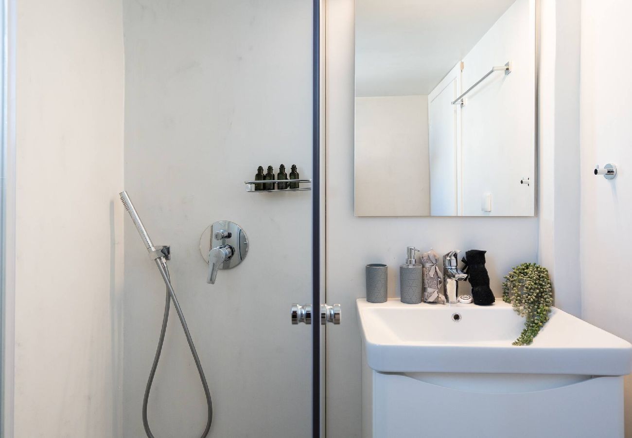 Apartment in Athens - 1BR Spacious Apt | Near Metro | Beautiful View