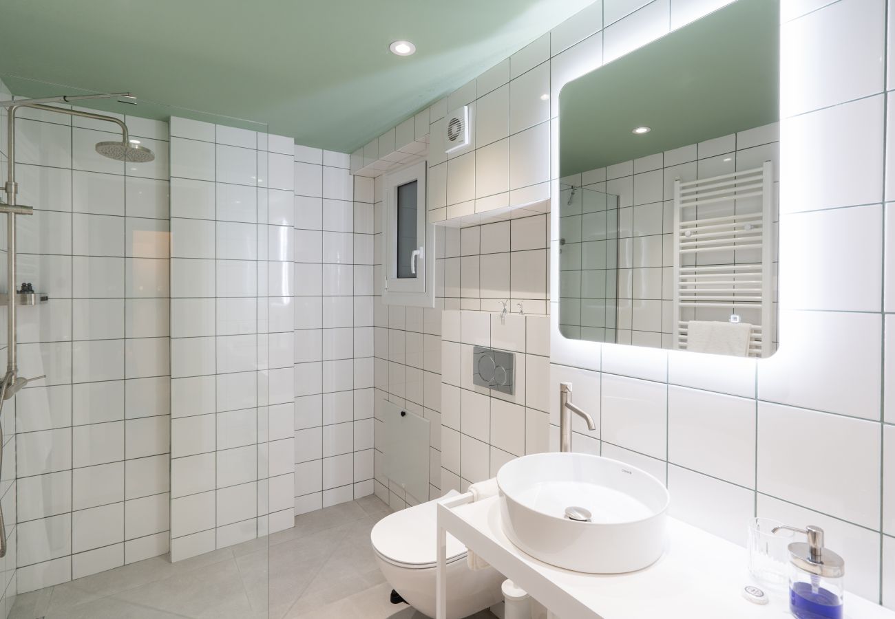 Apartment in Athens - Acropolis walk • Private Patio Gem w/Rooftop