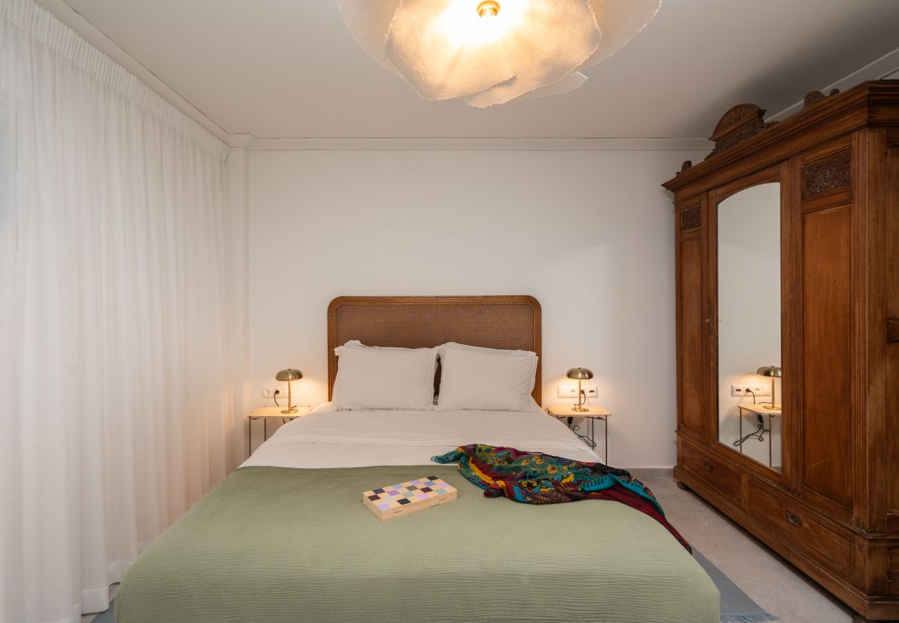Apartment in Athens - Acropolis walk • Private Patio Gem w/Rooftop