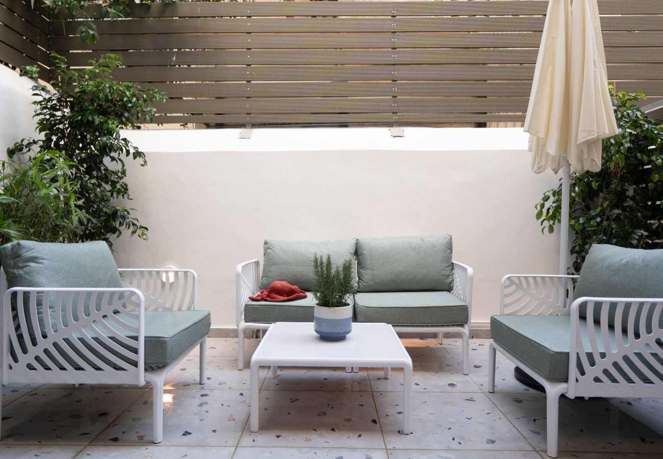 Apartment in Athens - Acropolis walk • Private Patio Gem w/Rooftop
