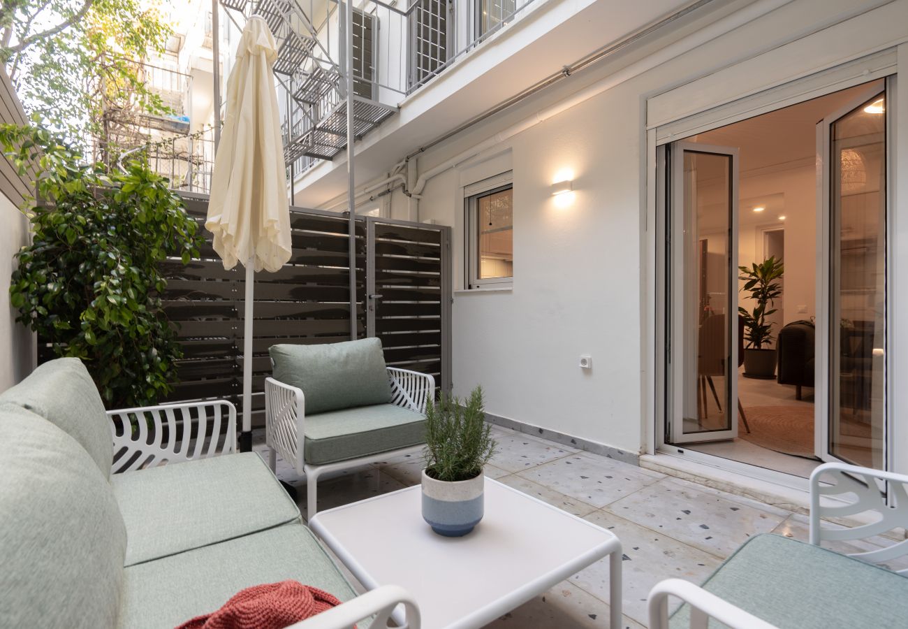 Apartment in Athens - Acropolis walk • Private Patio Gem w/Rooftop